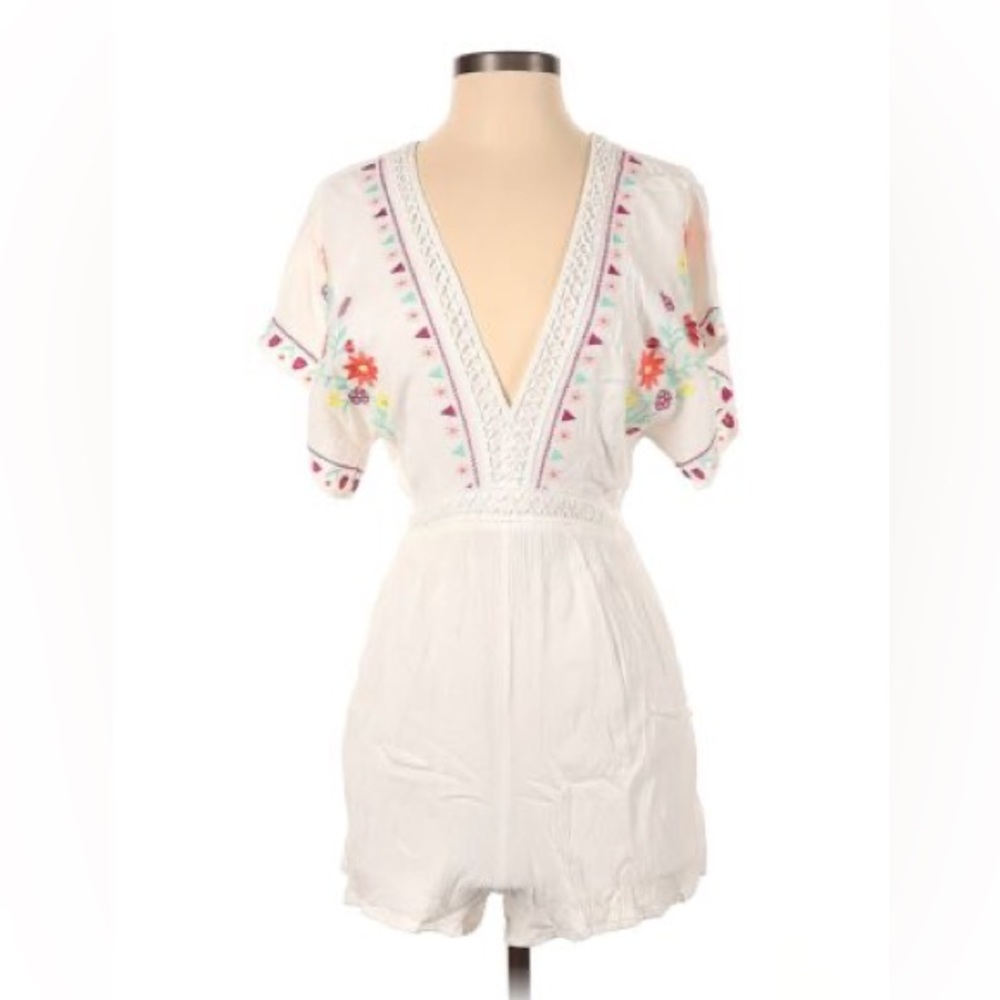 NWT✨Francesca’s Floral Embroidered White Short Sleeve Romper w/ Crochet Detail